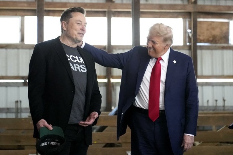 „Deșeșirile acțiunilor Tesla sincronizate cu prezența lui Elon Musk la Washington”