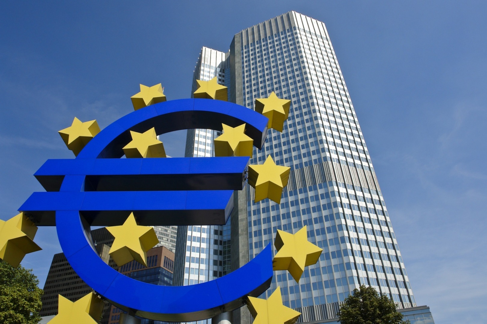 „Impactul dificultăților economice europene asupra Băncii Centrale Europene și efectul tarifelor SUA asupra stabilității economice”.