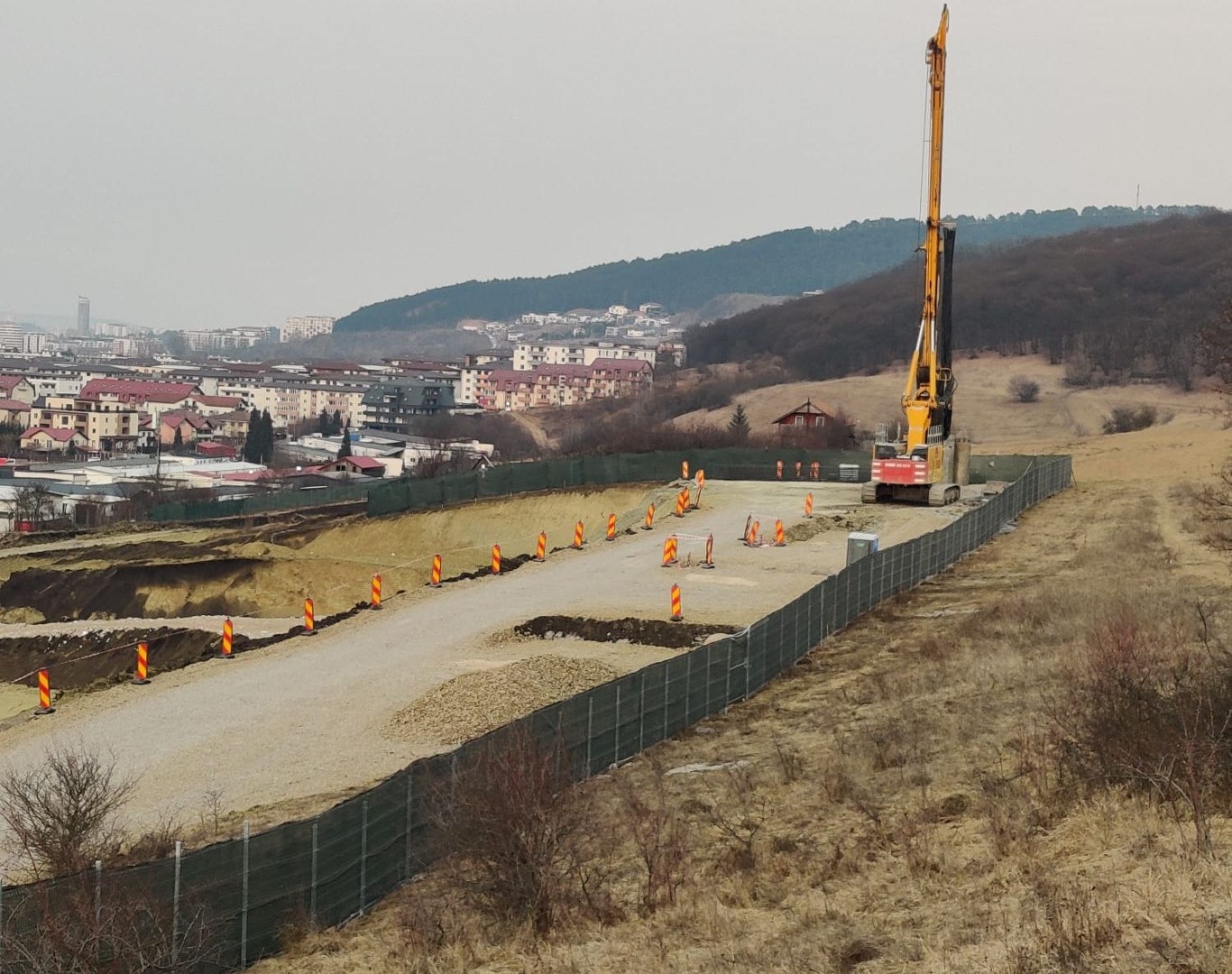 „Administrația locală a investit dubire sub 100,000 euro în proiectul de metrou din Cluj pentru 2025, însă activiștii atenționează că este nevoie de încă 8,4 milioane de euro pentru începerea săpăturilor tunelurilor.”