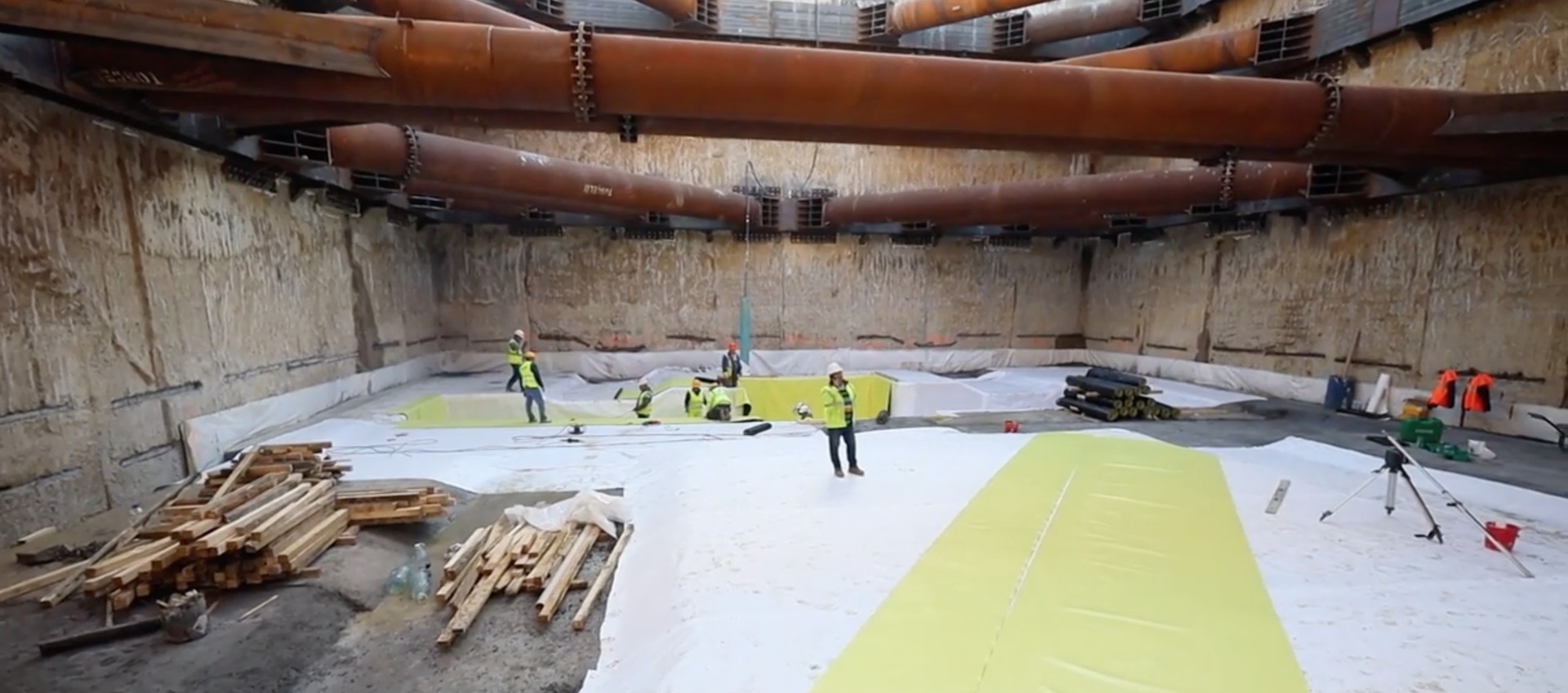 „VIDEO: Începerea lucrărilor cu tunelul subteran în zona viitoarei stații Tokyo pentru Metroul Otopeni. Mașina de excavat, „Cârtița”, va începe săpăturile în aprilie.”