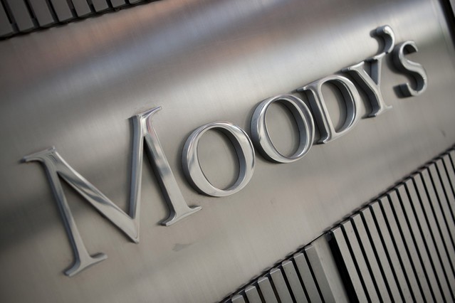 „Moody’s modifică perspectiva de rating pentru România din cauza dificultăților fiscale, conform informațiilor de ultimă oră”