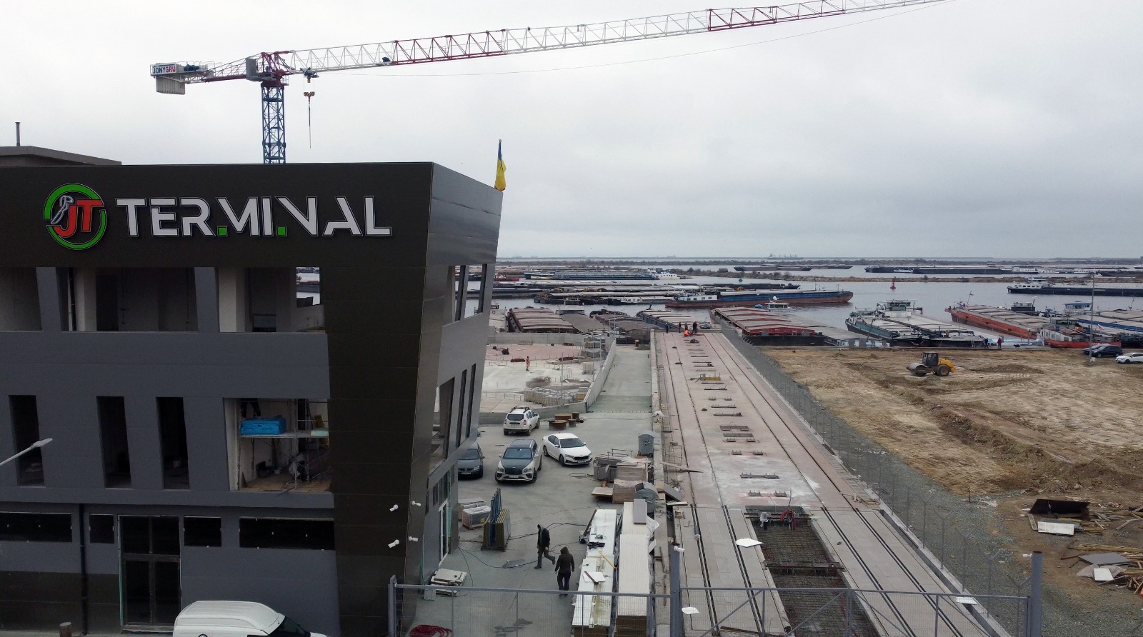 „Încep schimbările de lideri cu probleme în sectorul energetic pentru a optimiza utilizarea fondurilor PNRR. Identificați cei trei directori de la Oil Terminal care vor fi înlocuiți și succesorii lor, care includ un fost viceprimar și un veteren al companiilor de stat.”